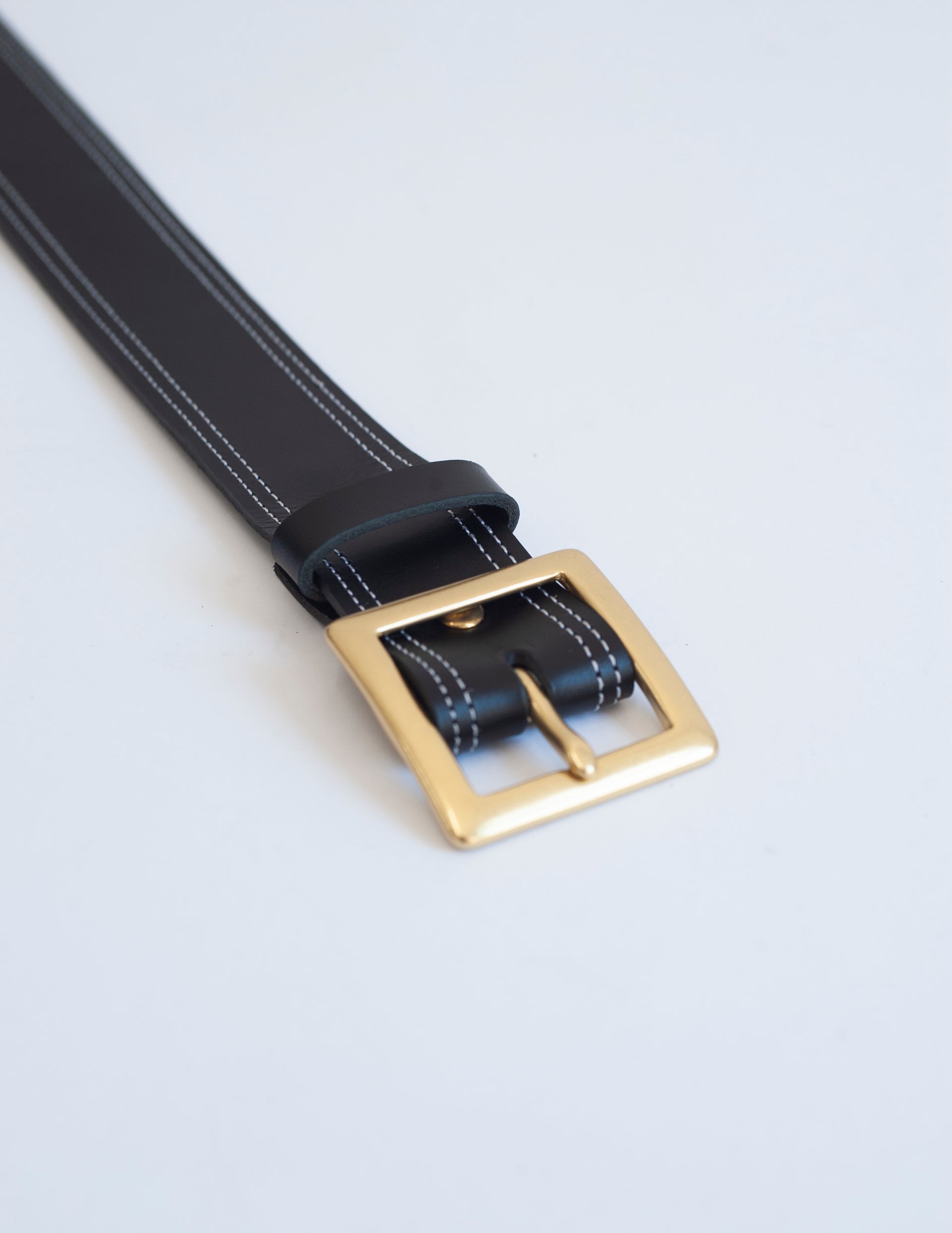 the-lair-daisy-belt-brass-white-stitch