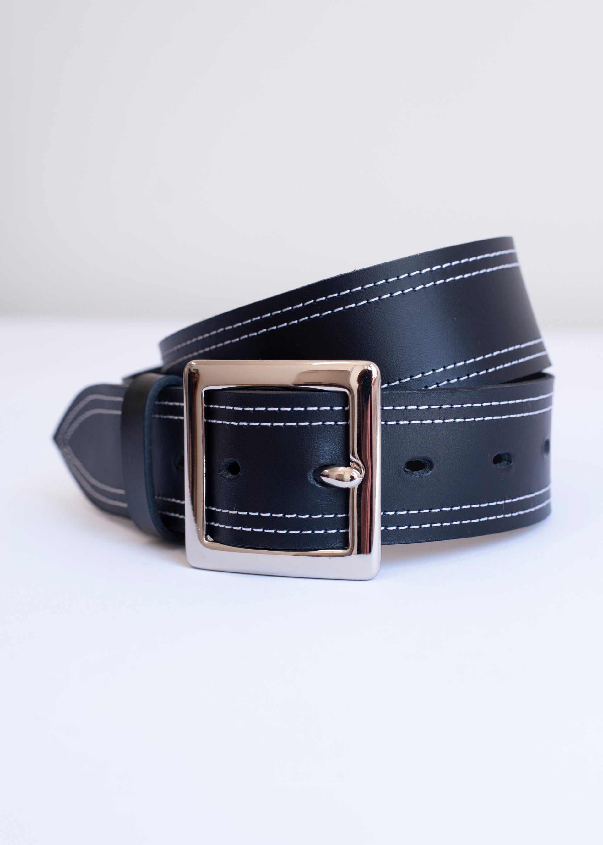 the-lair-daisy-belt-silver-white-stitch
