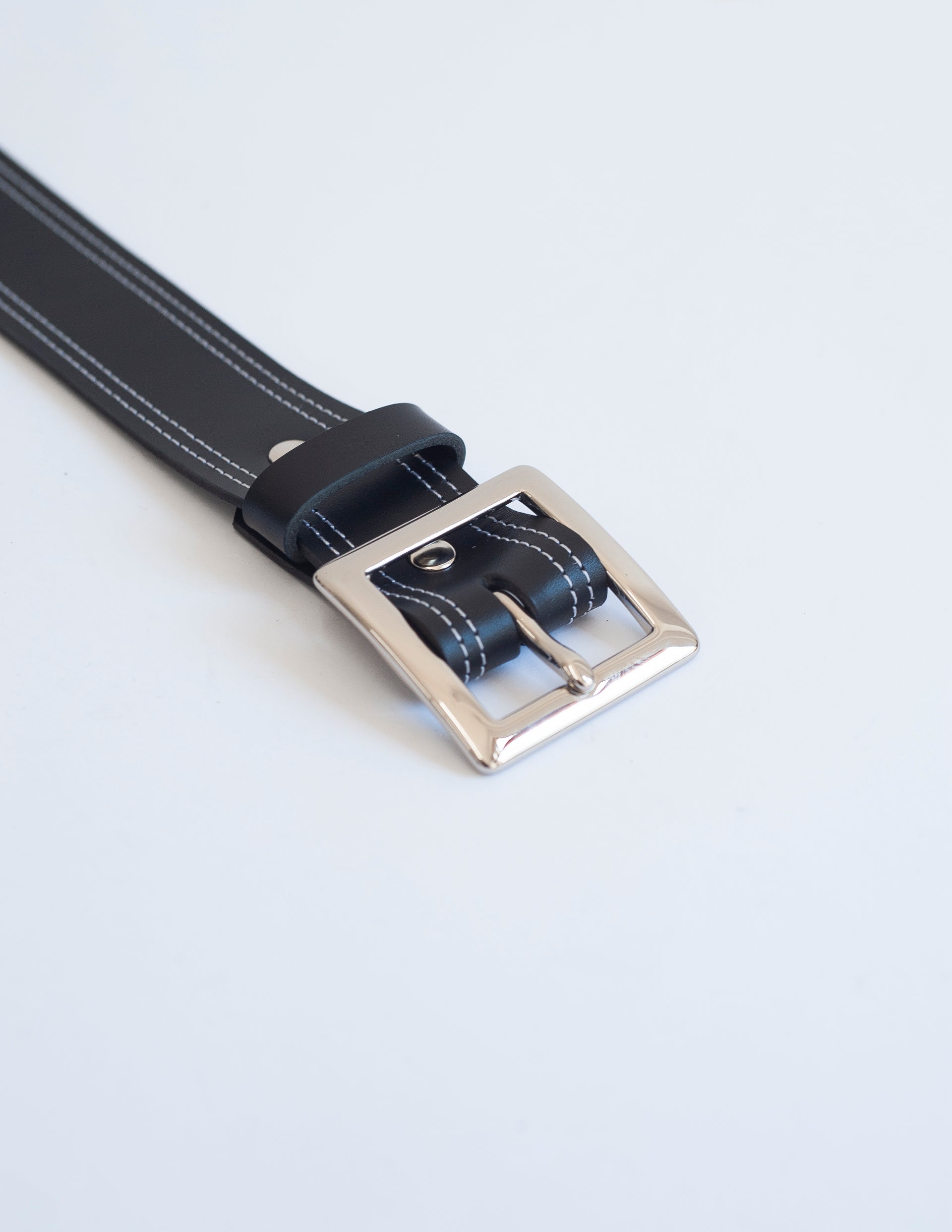 the-lair-daisy-belt-silver-white-stitch