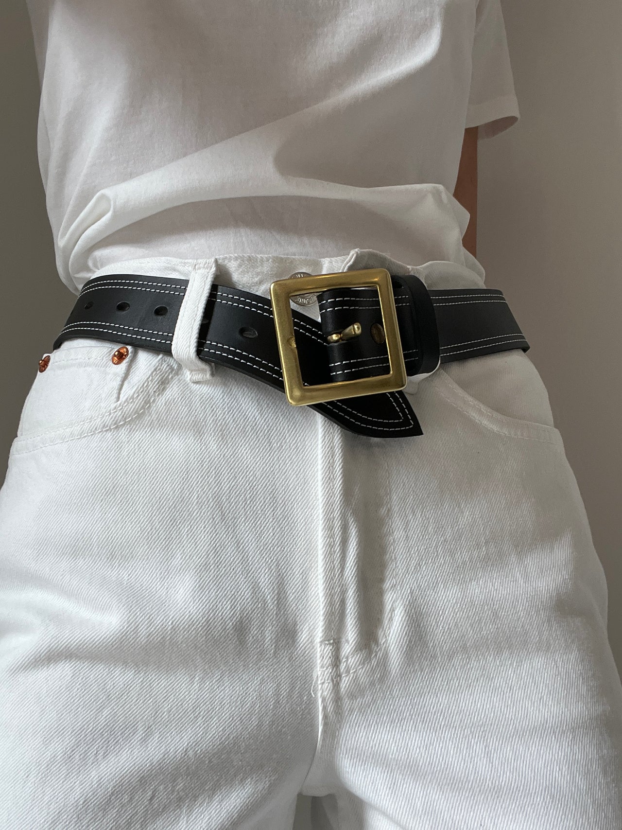 the-lair-daisy-belt-brass-white-stitch