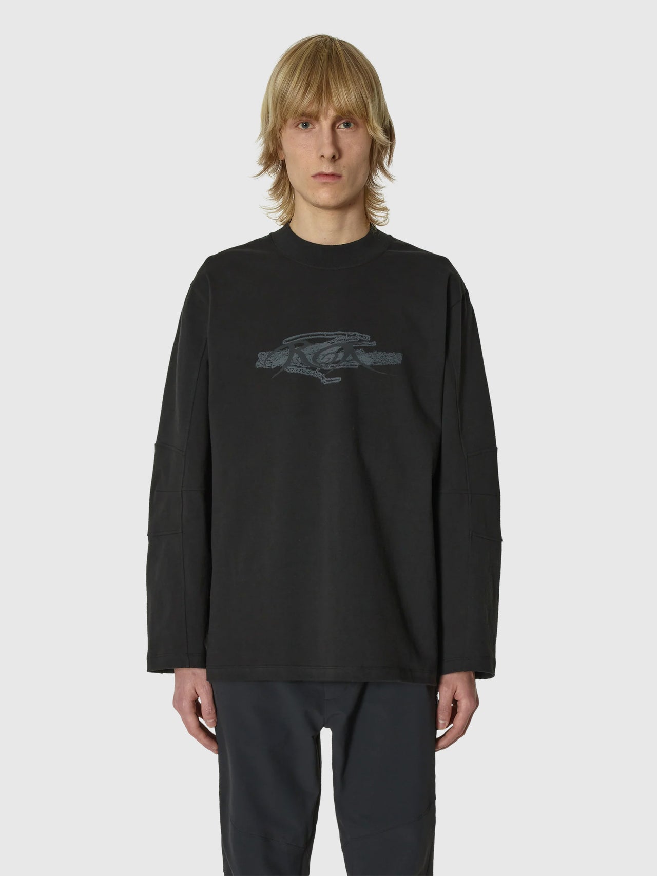 ROA Long Sleeve Graphic Shirt Black